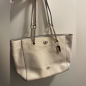 Authentic cream coach purse with gold detail 🌟